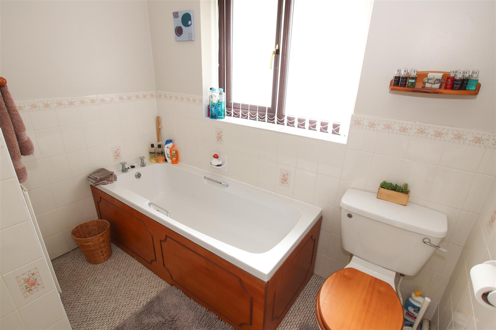 FIRST FLOOR FAMILY BATHROOM